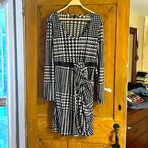 Daisy Fuentes size large wraps at bottom